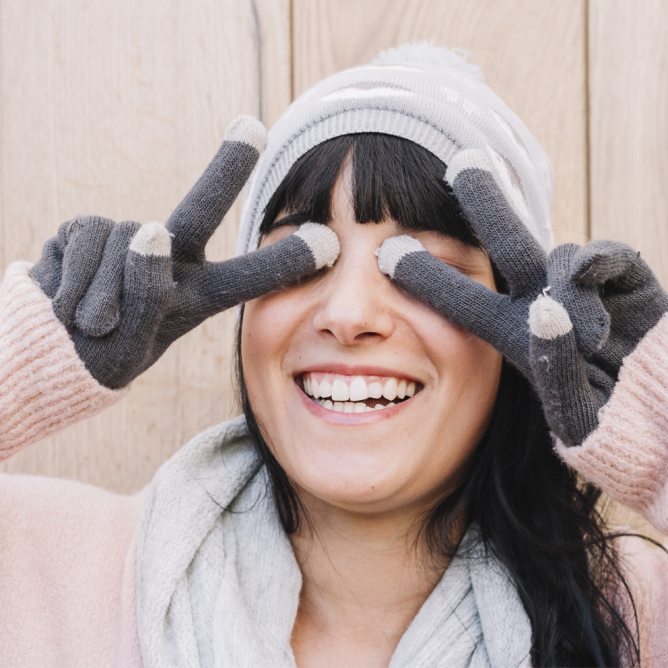 Femme avec bonnet et Gants se protegant les yeux avec ses mains