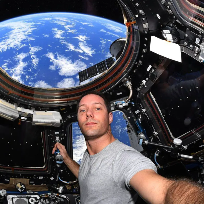 Thomas Pesquet dans ISS Vue de la Terre en arrière plan - Vision